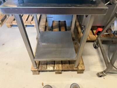Rustfrit bord m/hylde