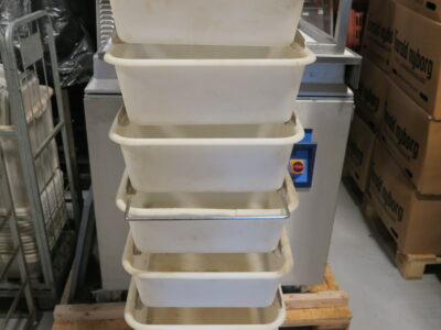 Afvejervogn  med 9 bakker á 12 ltr